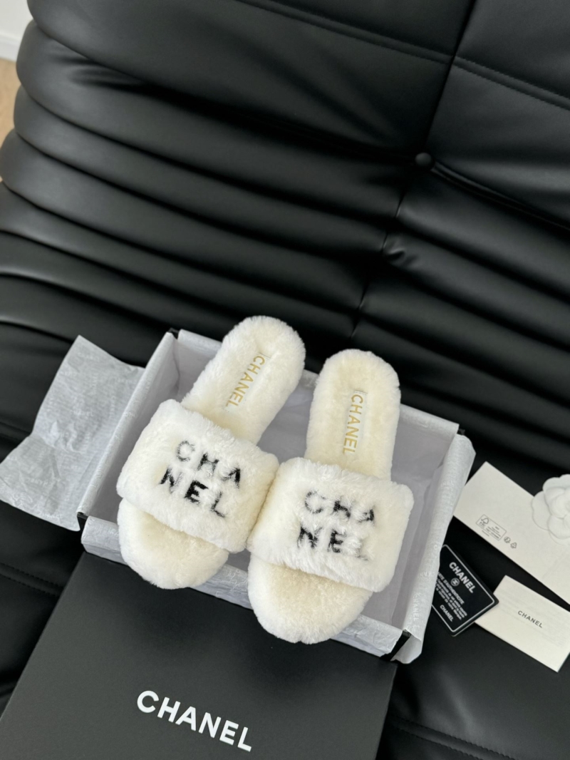 Ch**el slippers